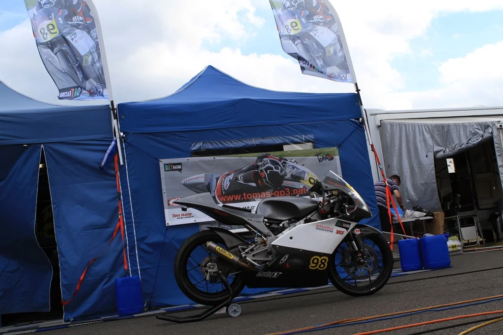 De DAT Racing paddock tent