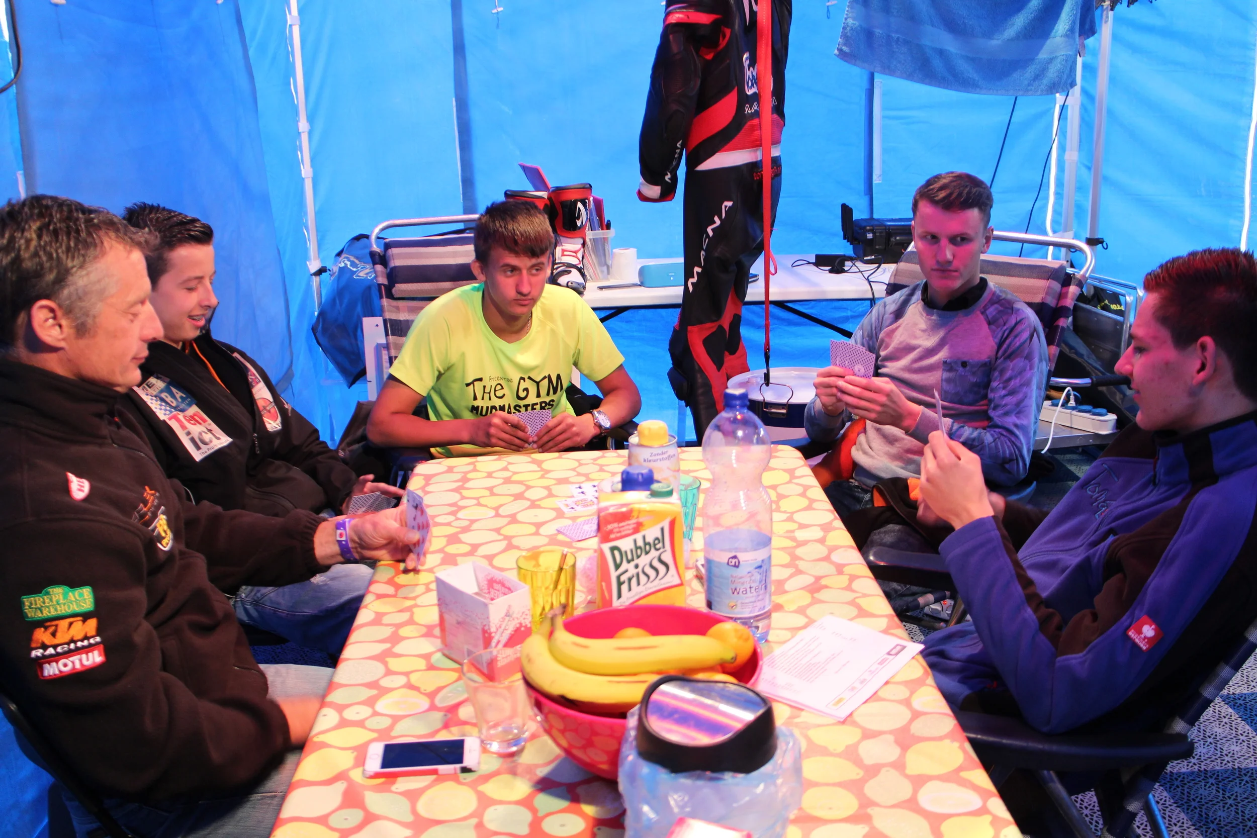 wachten, wachten en nog eens wachten! Wat doe je dan? Natuurlijk, het British Card Championship
