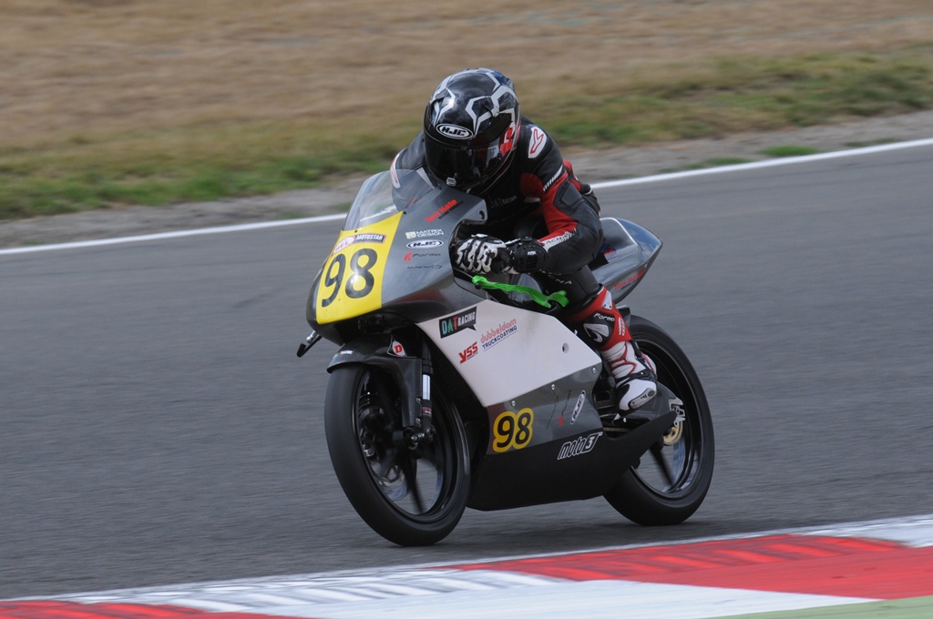 Het was zo close dat zelfs het tape van Edmund Best aan mijn motor zat! - Foto Ad Kievit