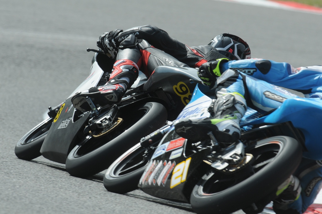 close racing, het standaard beeld van de Moto3!
