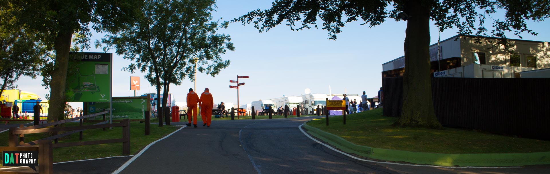Cadwell Park op een zonnige zaterdagmorgen.