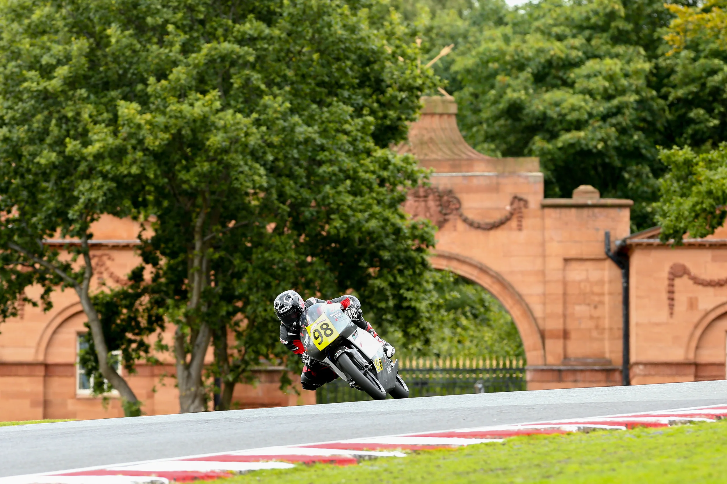 Voor de bekende poort van Oulton Park langs de laatste bocht uit! - foto Ian Hopgood