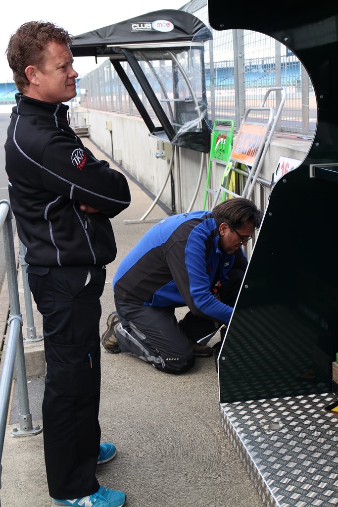 Arnold gefocust op de tijden terwijl mijn vader het pitboard doet.