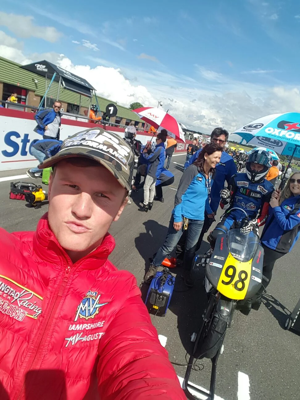 Gridselfie met ex-GP rijder en vriend Scott Deroue