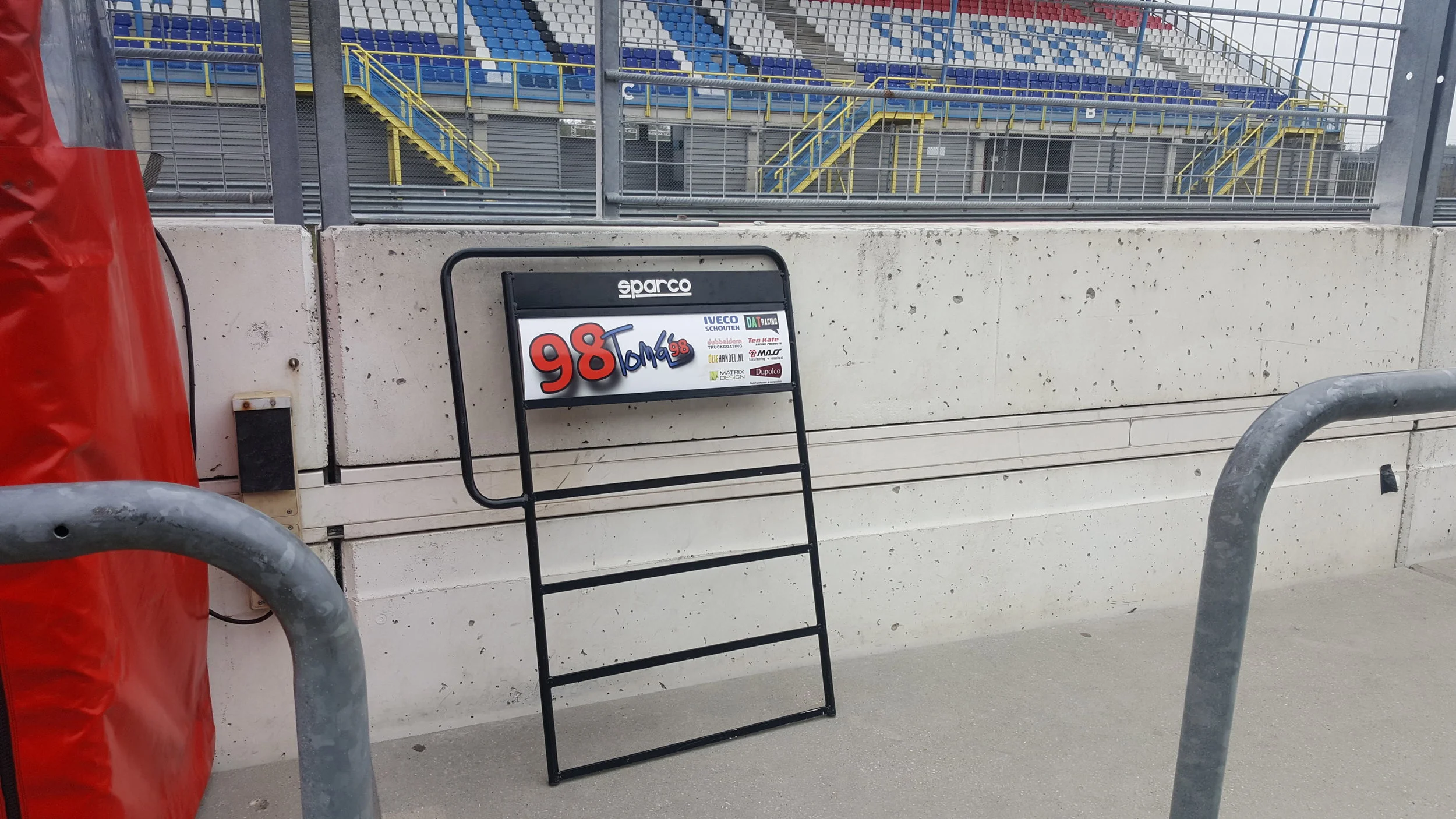 Kind regards,
Dick de Vries  Mob: +31 (0)651146988
---
This communication contains confidential information. If you are not the intended recipient please return this email to the sender and delete it from your records.
Diese Nachricht enthael