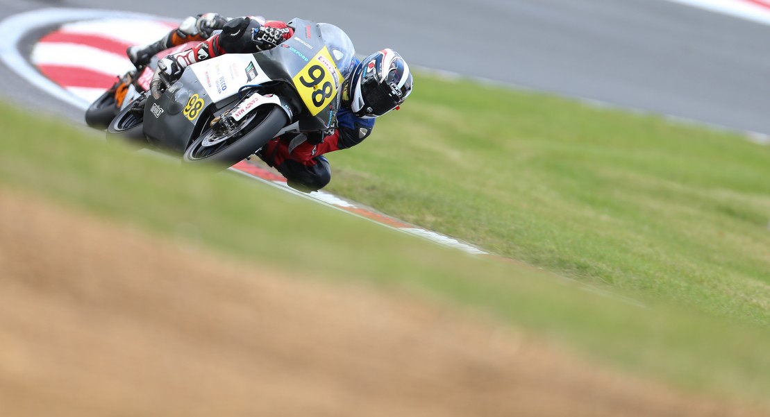vorig jaar gingen we hier rond op de Moto3, nu op een dikke Supersport!