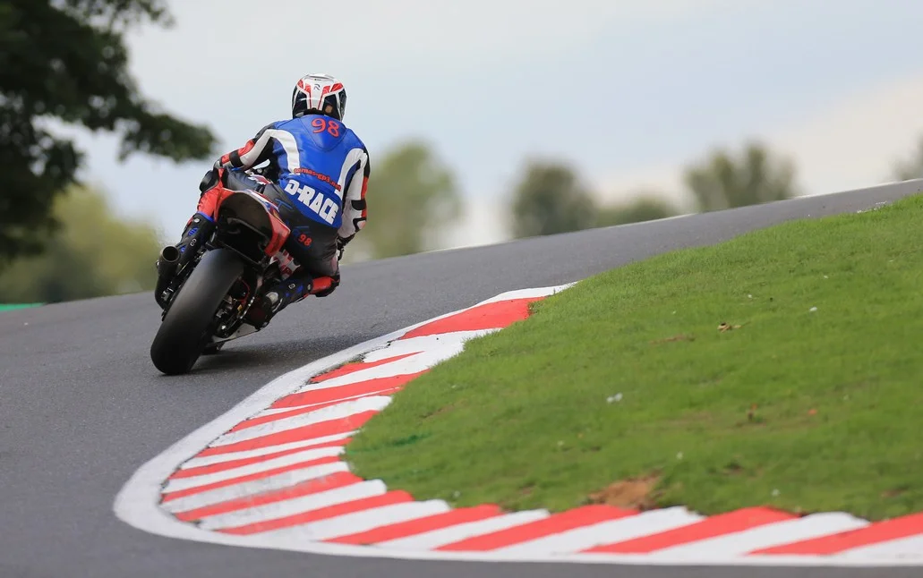 Cadwell Park is meer achtbaan dan racebaan. Raceline Images!