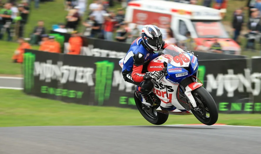 The mountain! zelfs springen met een motorfiets is niet te gek hier! Raceline Images!