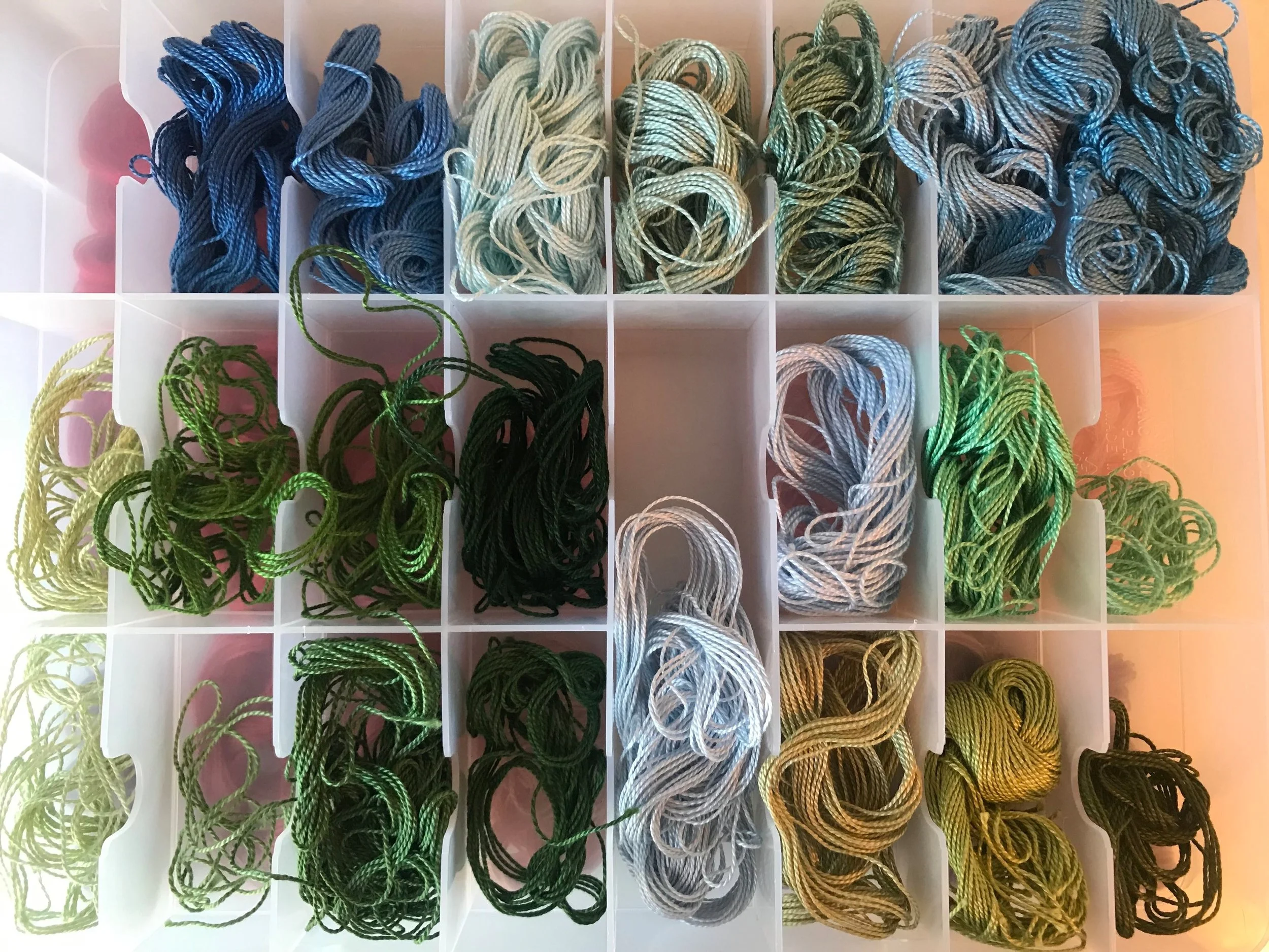 A little #organizationporn for all my needleworkers and color enthusiasts!