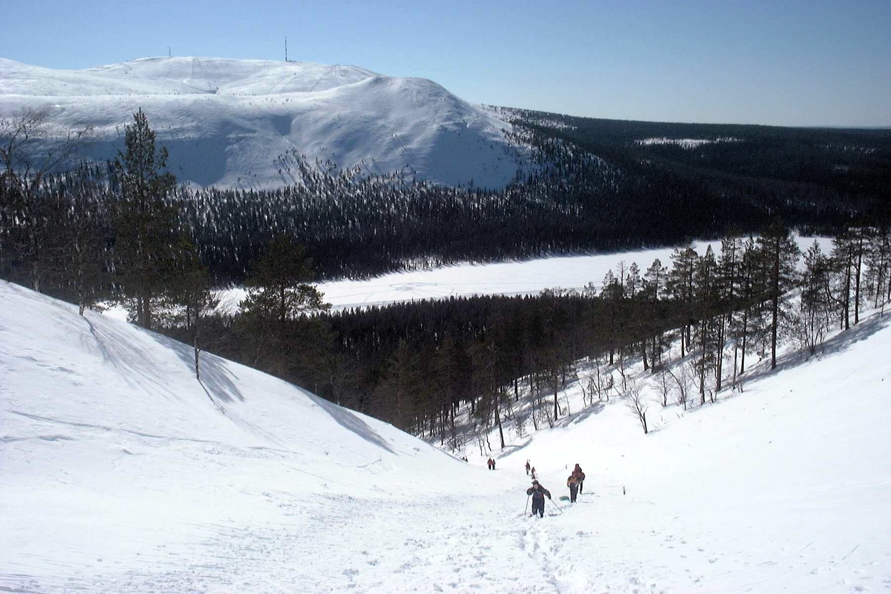 The view toward lake Kesänki and the Kellostapuli & Ylläs fells. Our family climbing upward in the spring of 2001.