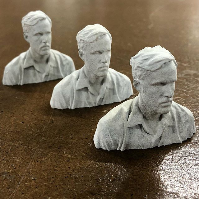 We got a powder based 3D printer at work.... so I made a Craig-Parade 🎉 
#3dprinting #nylon #hp