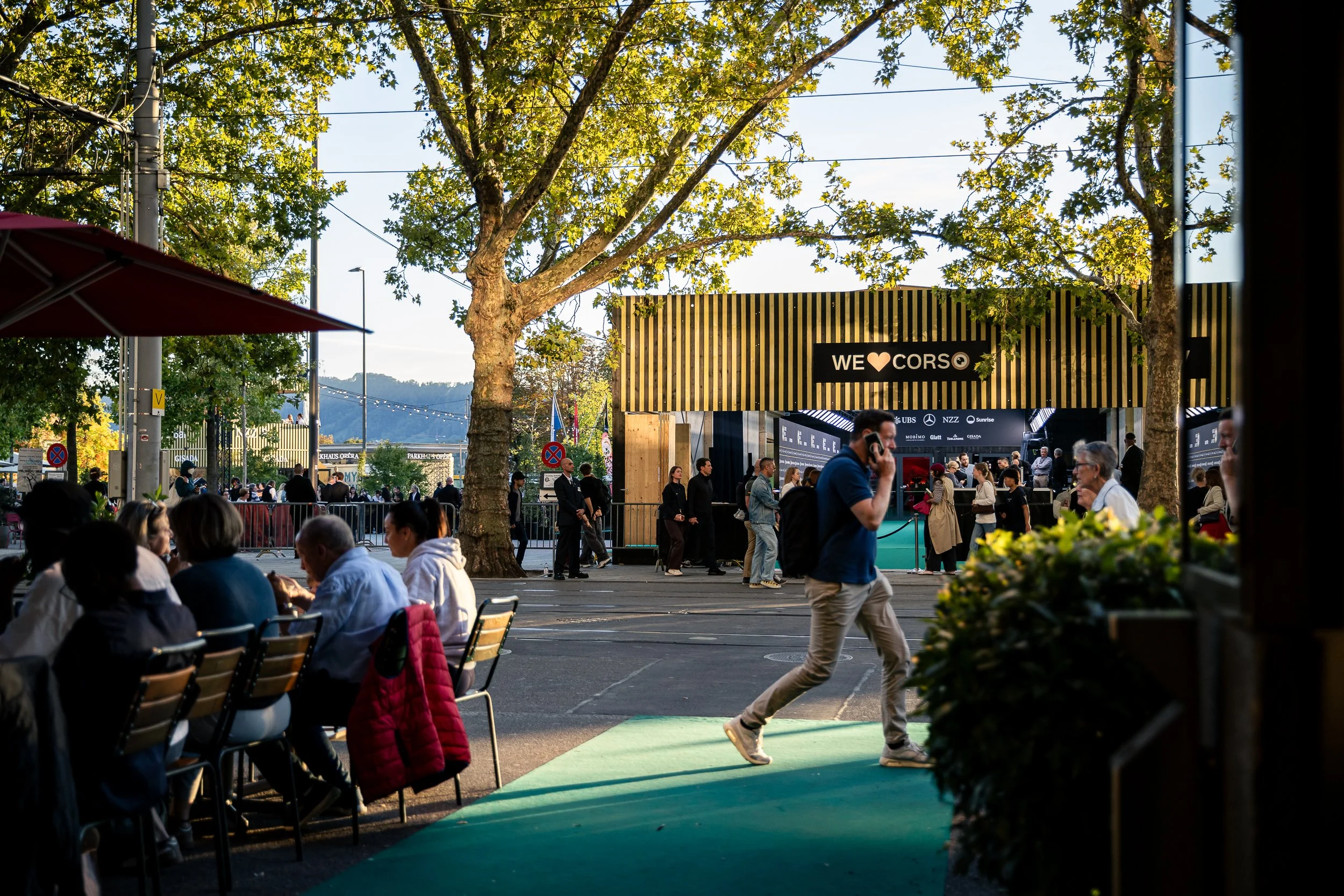 Zurich Film Festival: green carpet entrance with outdoor seating / Grüner Teppich am Eingang mit Aussensitzplätzen