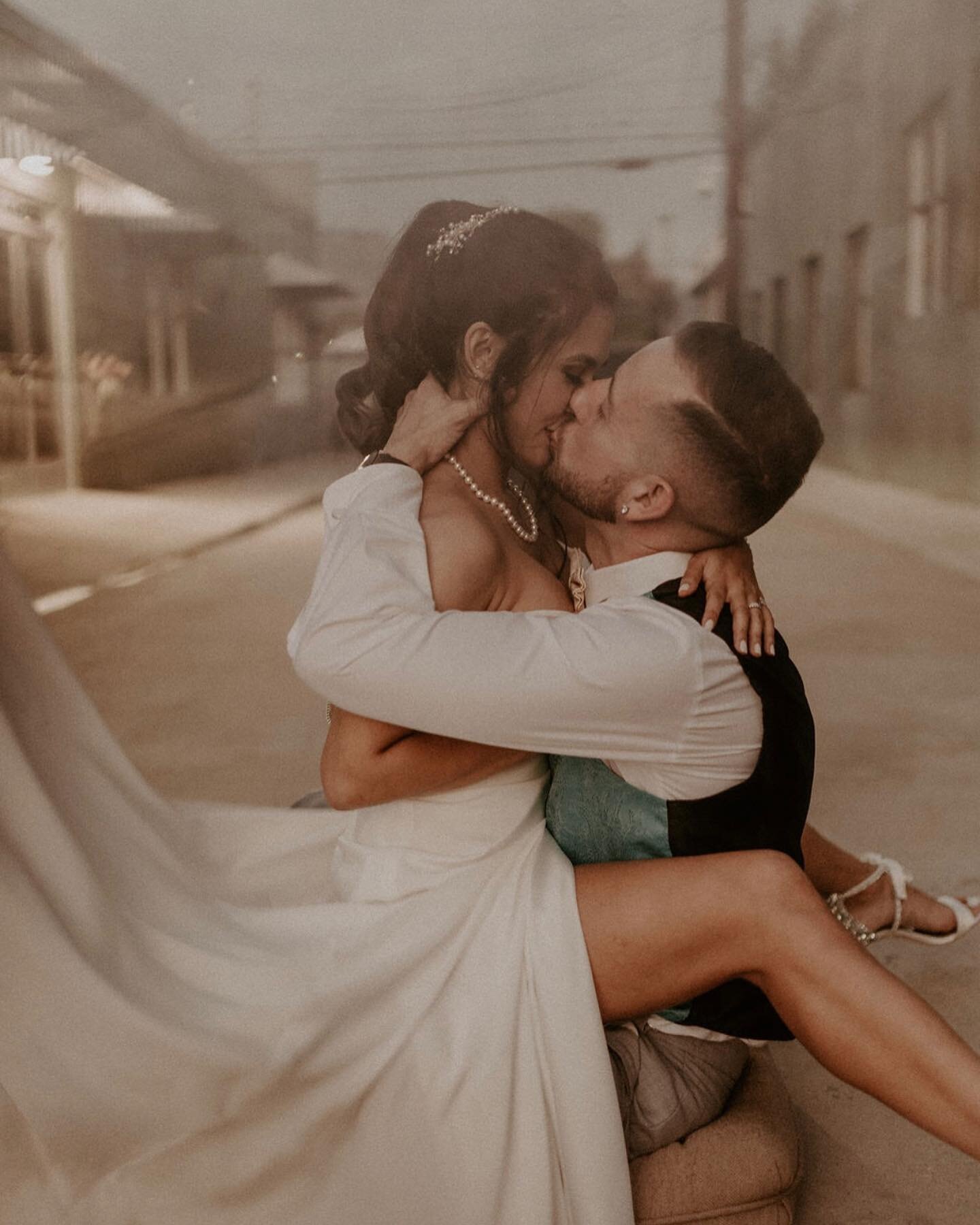 Unveiling Stephanie&rsquo;s beautiful wedding in Downtown Los Angeles , CA at the Biltmore !
Hair and Airbrush Make-up ➕ @christina_vo @unveiledbychristinavo ! 
Amazing Photography 📷 : @ravenandthewillow 
Stunning Bride : @stephanienuhea
#unveiledby