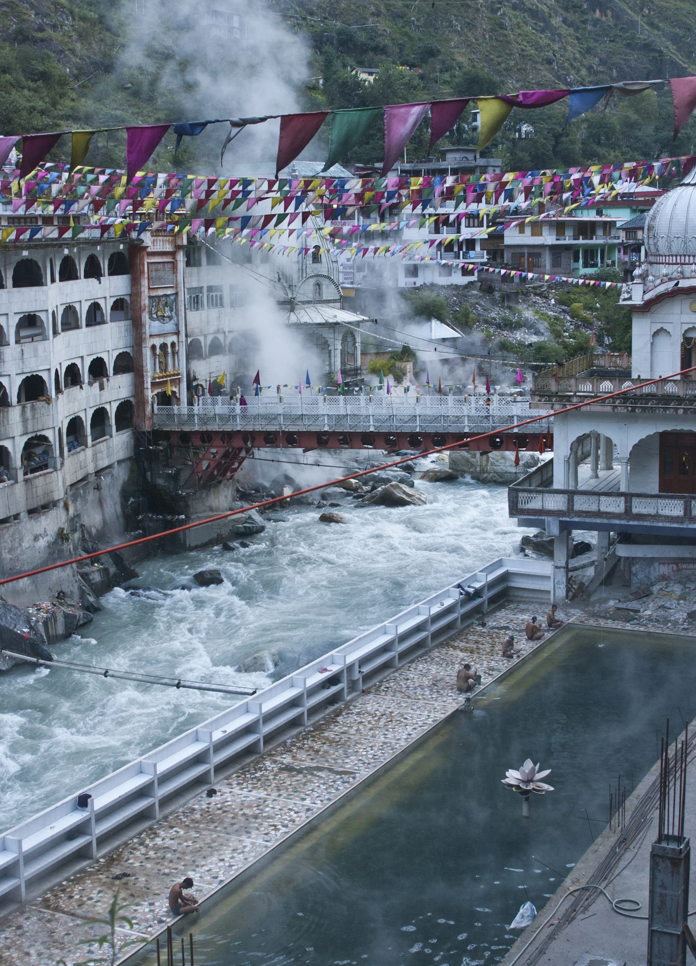 Pilgrims bathe in the hot springs of Manikaran next to the roaring Parvati River. 