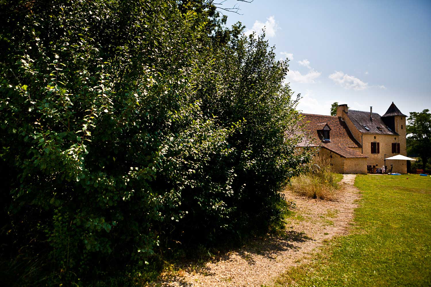 Paadje tussen huis en zwembad