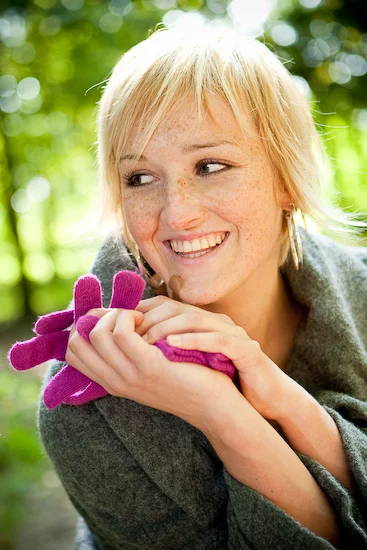Lachend met handschoenen
