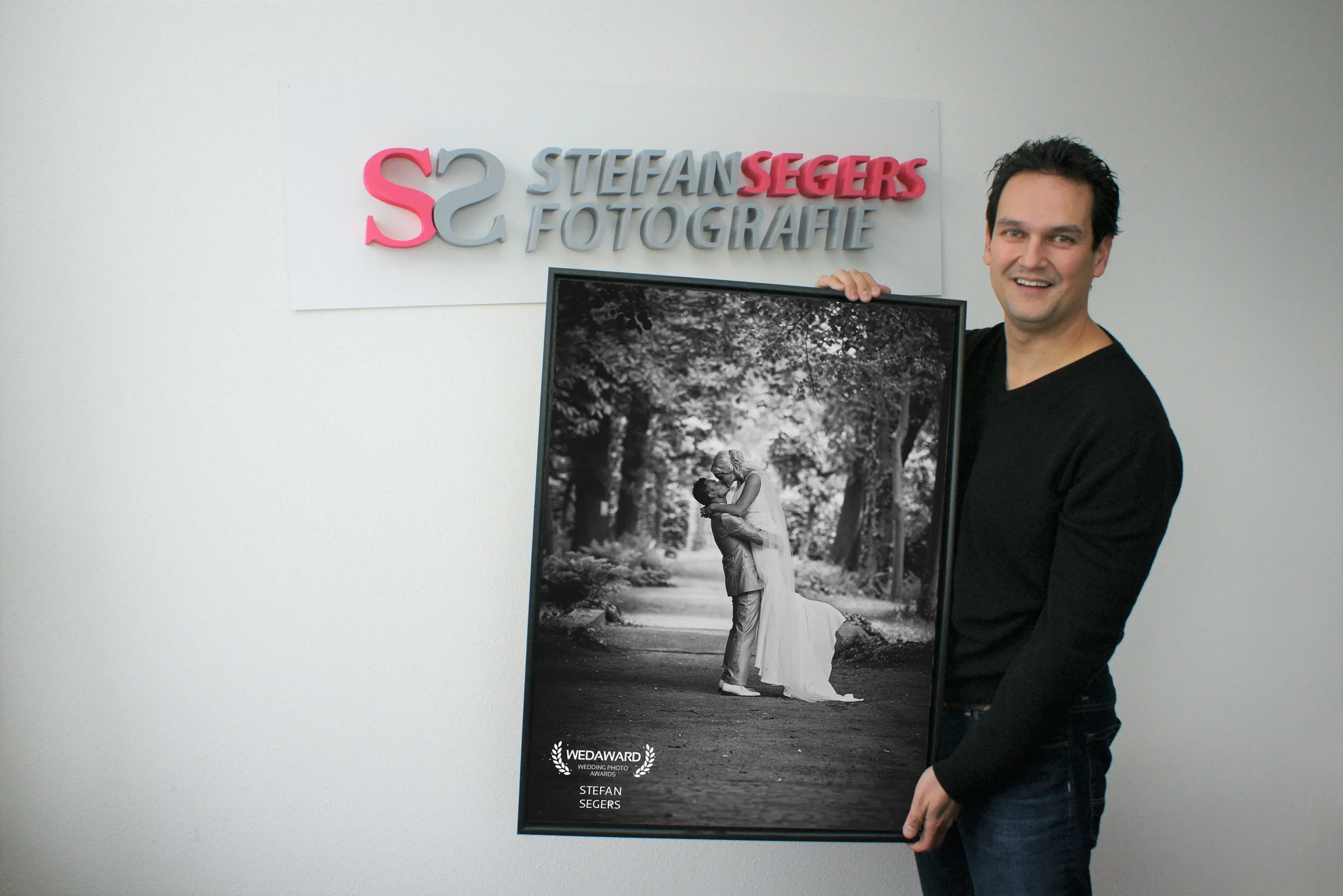 Stefan Segers met zijn winnende foto. (Foto: Robbert Roos)