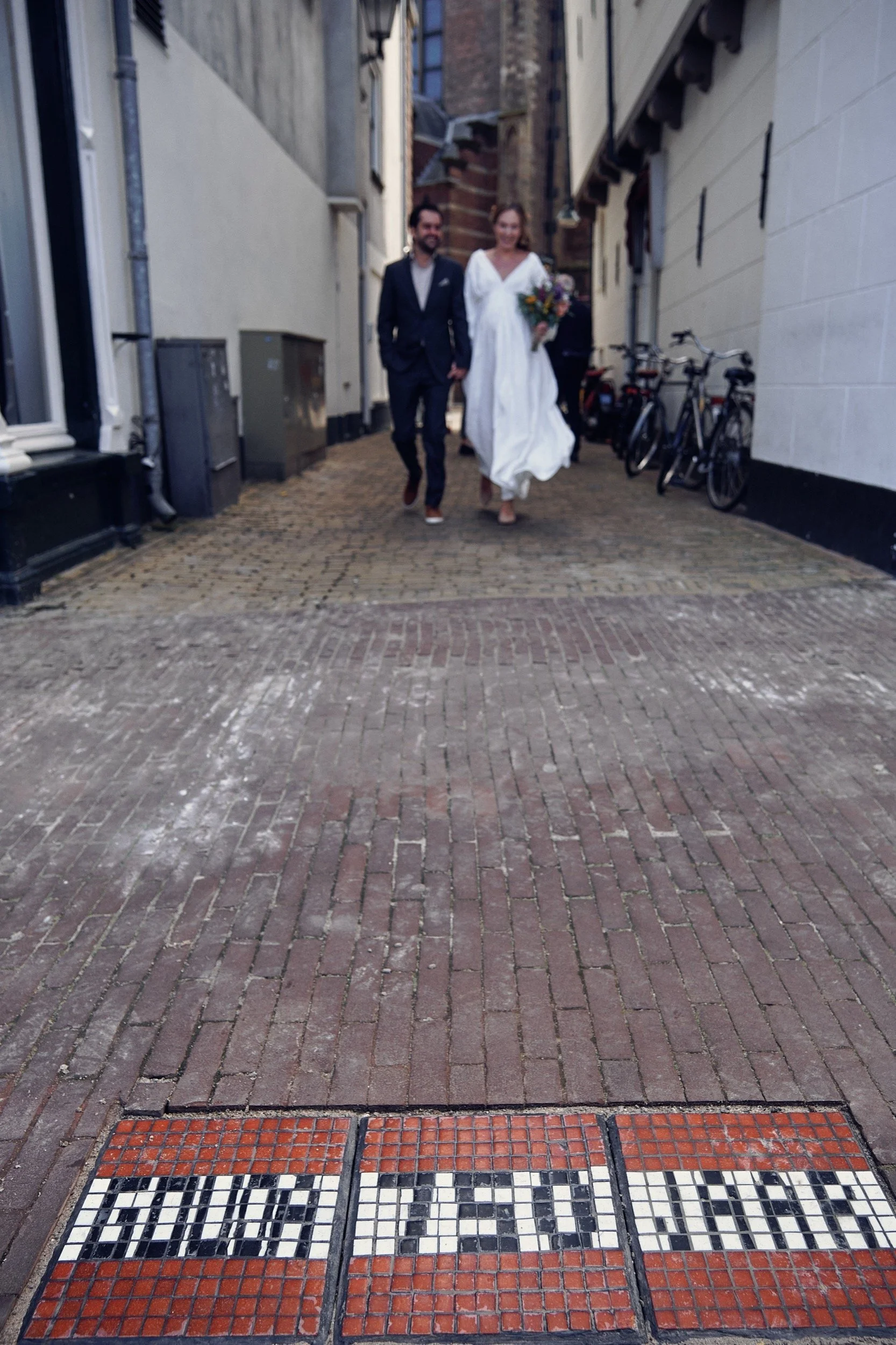 Bruidspaar in het centrum van Gouda