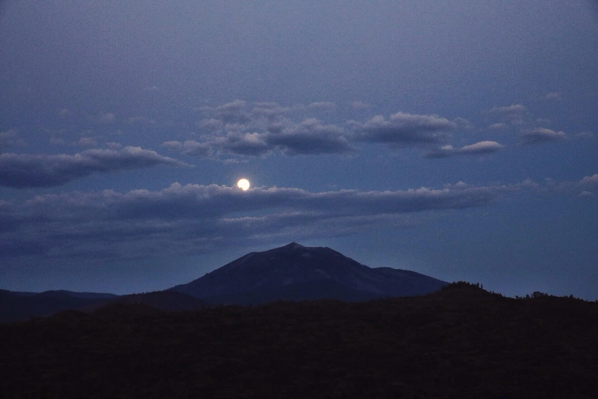 Mile 1371 - night hiking on Hat Creek Rim