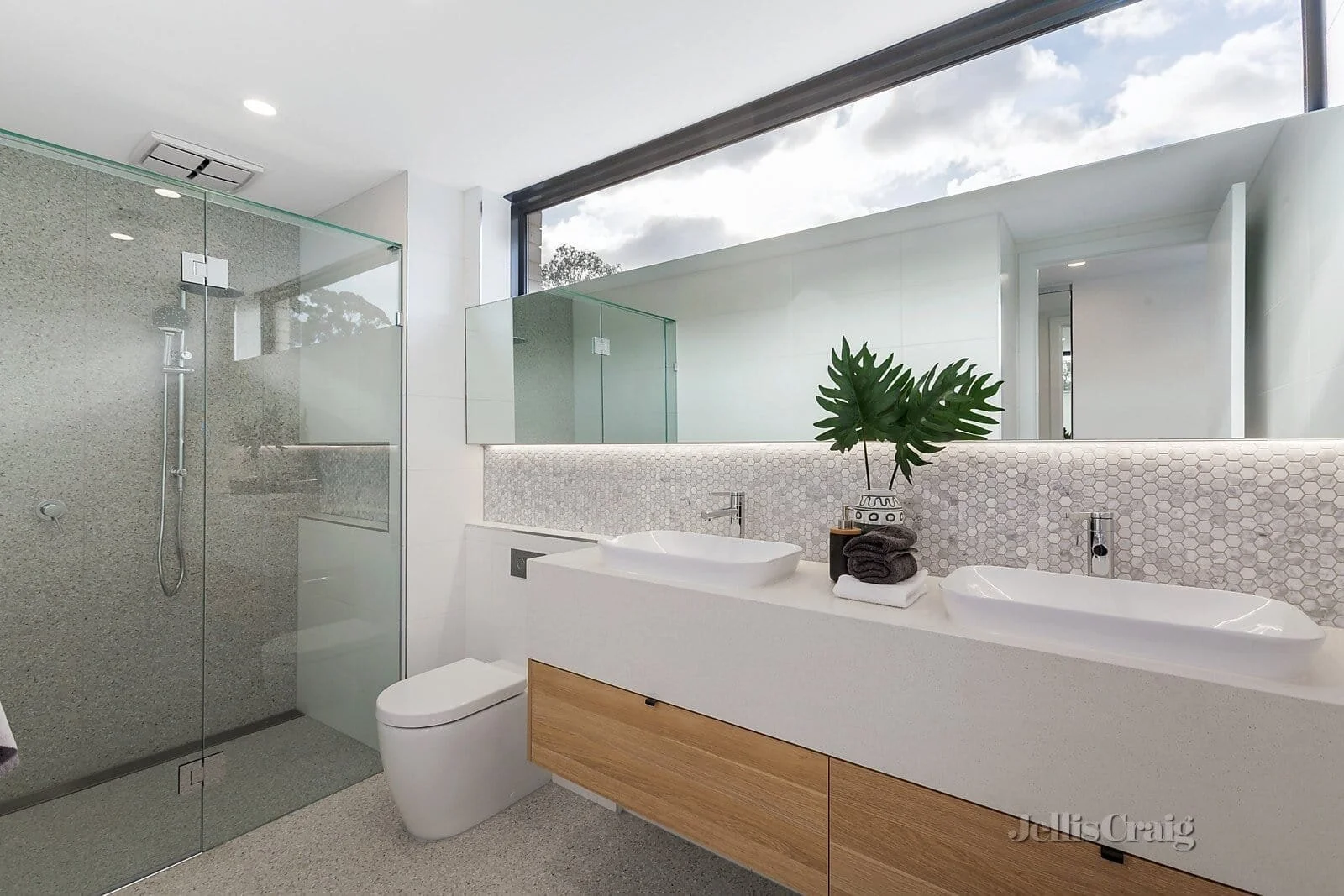 U2 bathroom.jpg