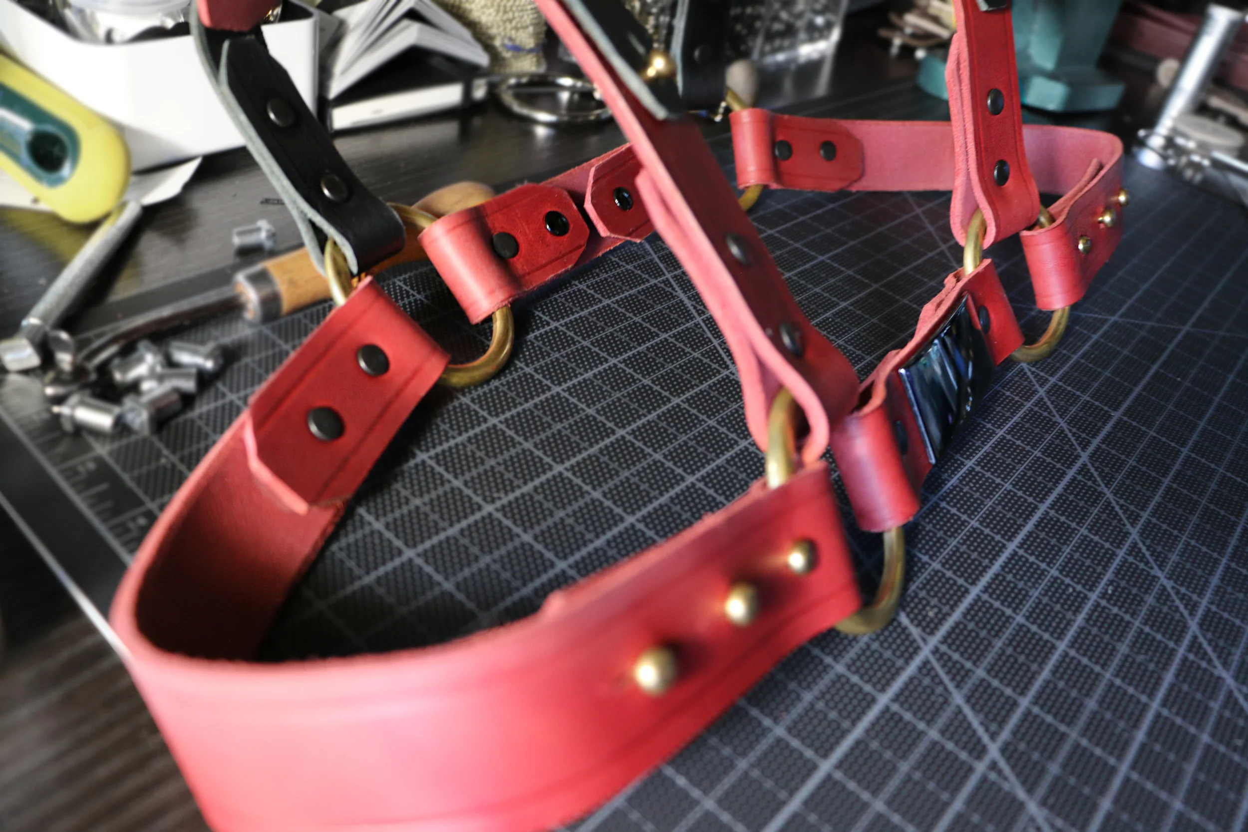GOVNERS BULLDOG LEATHER HARNESS RED.jpg