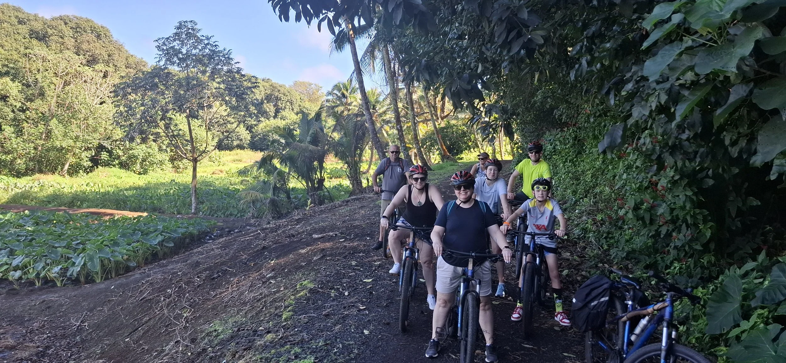 Rutaki - off the sealed road. Explore tour.