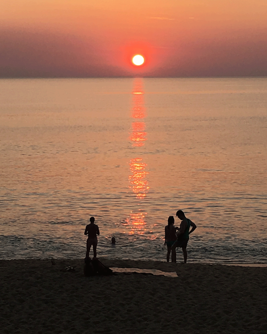 Sunset © Naida Ginnane 2018, iPhone 6, Camera This one is a bit different... the greatest are of contrast is the people in the foreground. Our eye begins its journey there and travels up the next contrast line- the colour- up to the setting sun. The perfect journey!