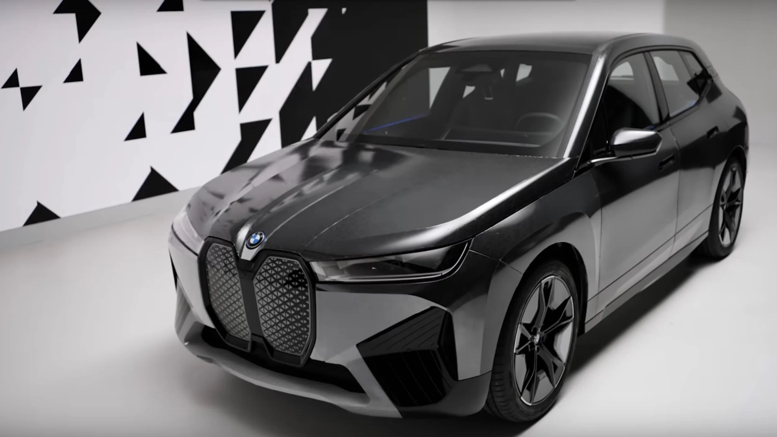 BMW iX Flow - Color Change CES