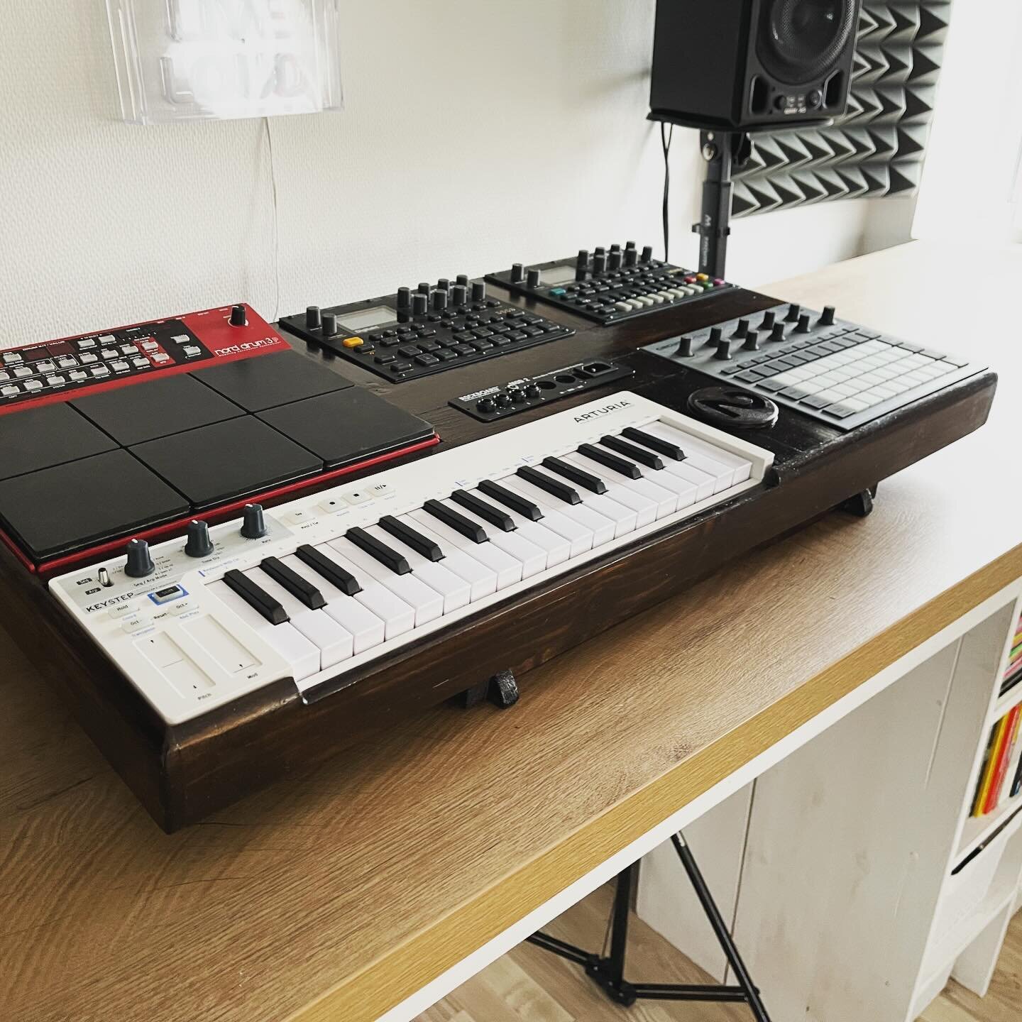 Reverse making of: my latest Equipment stand which has an integrated stand-up function. As my favorite gear, such as the #digitakt or the #norddrum3p, is quite heavy on its own, I went with pretty lightweight wood to compensate for the weight a littl