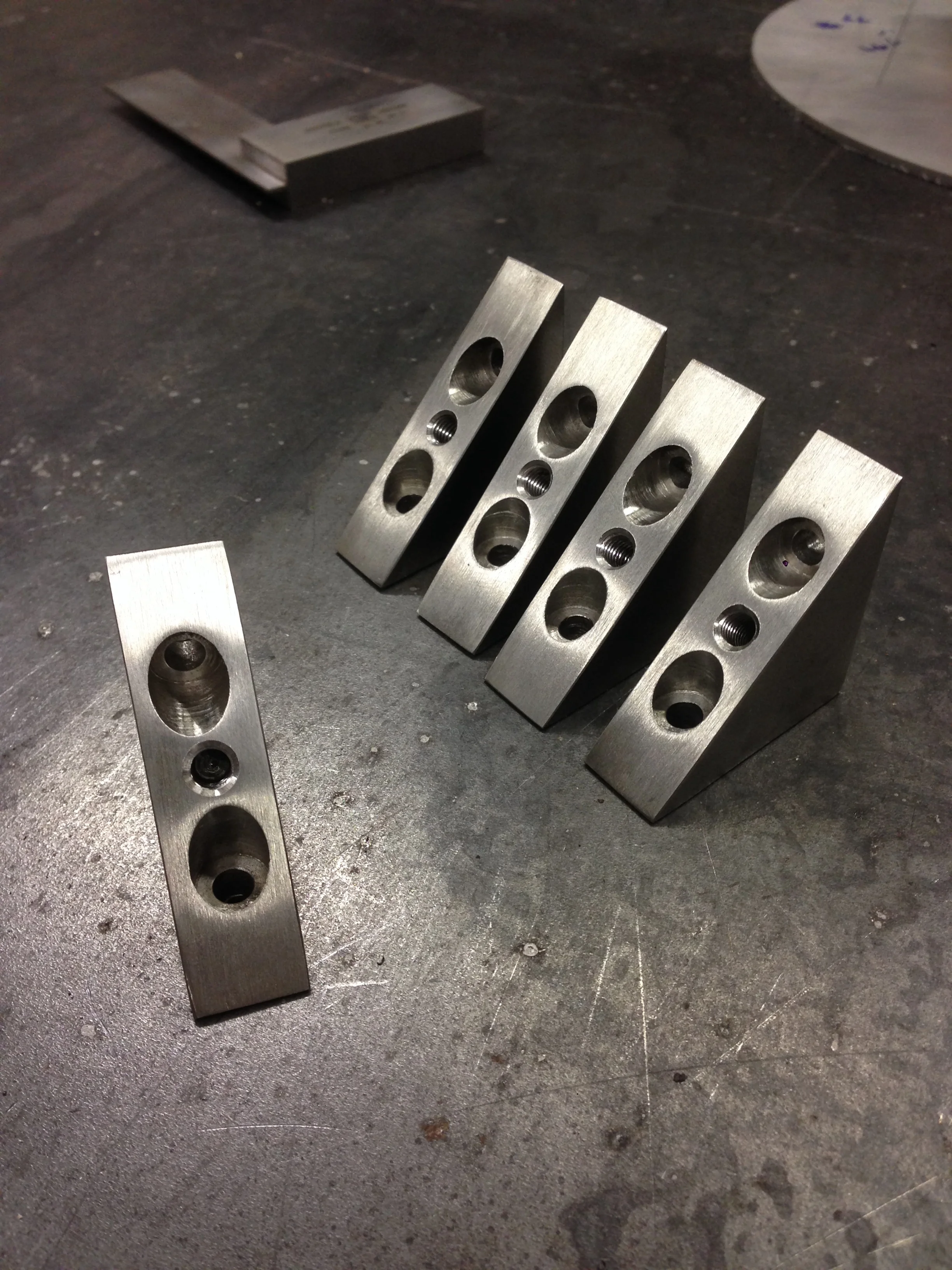 RIGHT ANGLE ARTWORK BRACKET