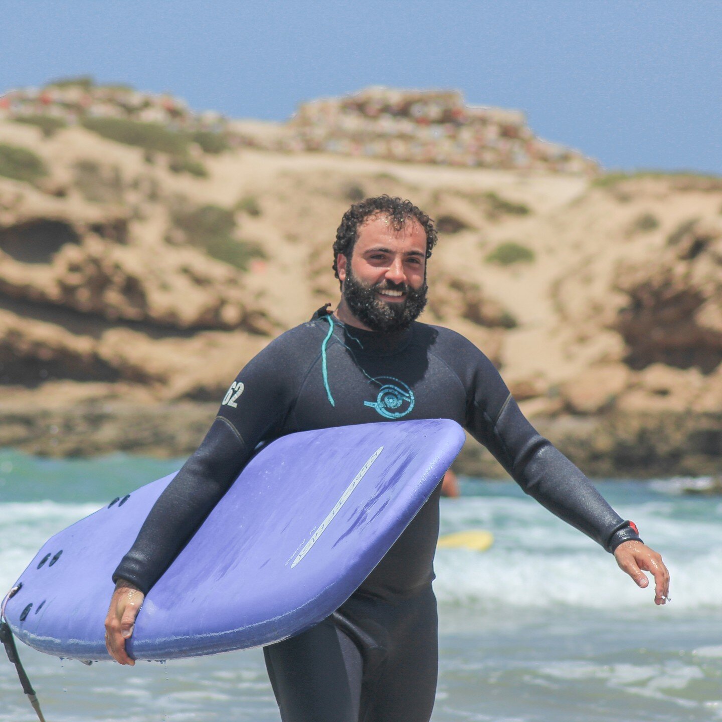 We love that smile!⁠
⁠
Surfing is proven to be super good for your mental health. We see it around us every day. Our guests are happy, relaxed and putting all their effort into getting up on that board. Surfing is not only for advanced surfers, every