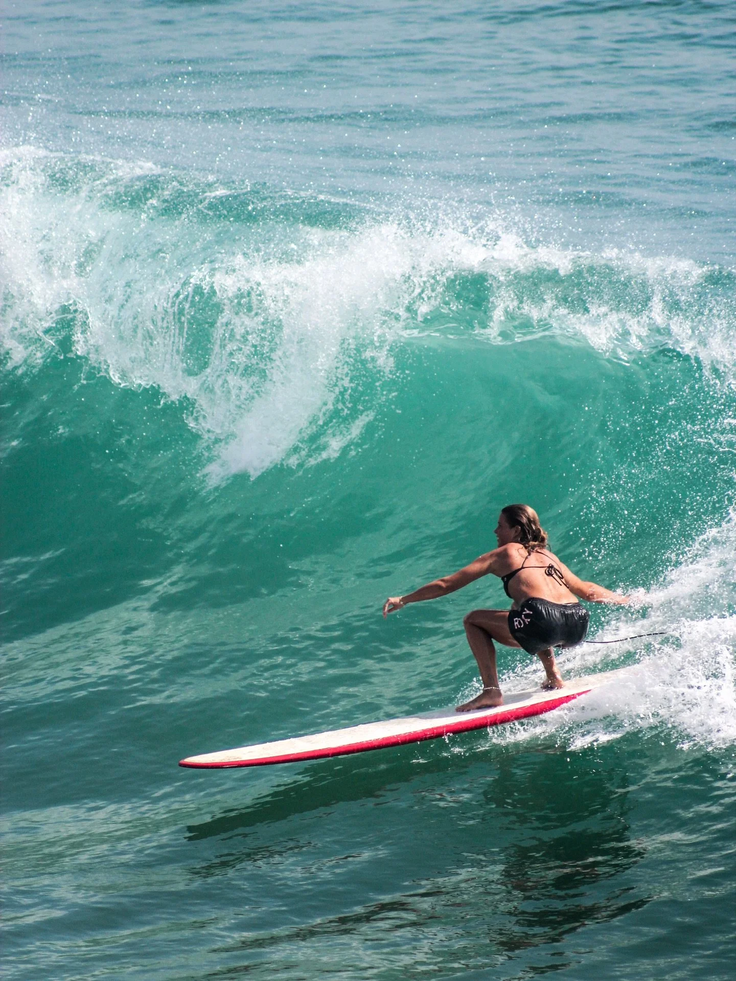 BIG NEWS! 💥
For the first time in forever swell came early (I mean can you believe this is August) and we&rsquo;ve been so stoked surfing and watching these waves yesterday

📸: @seenbynat_
