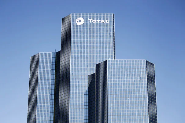 562469_les-tours-total-a-la-defense.jpg