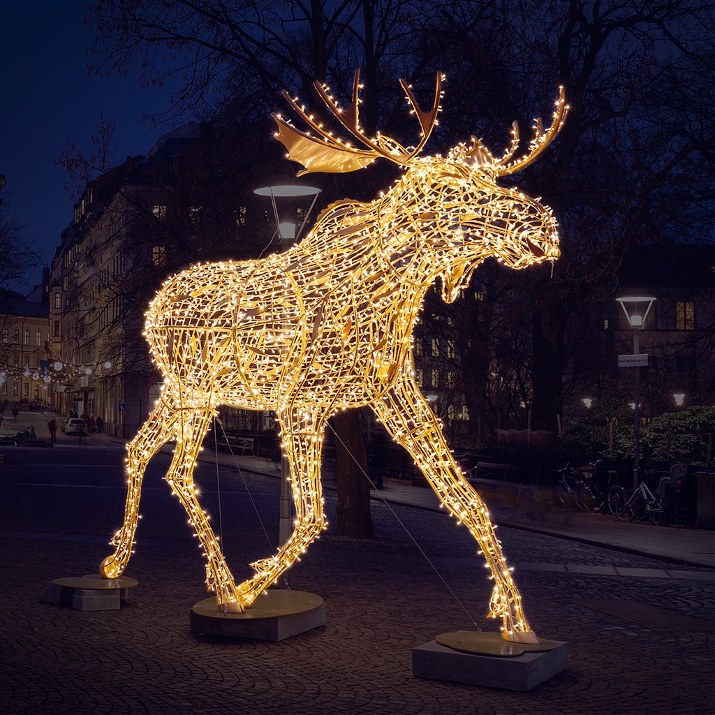Älgarna vid Nybroplan invigdes lördagen 19 november.