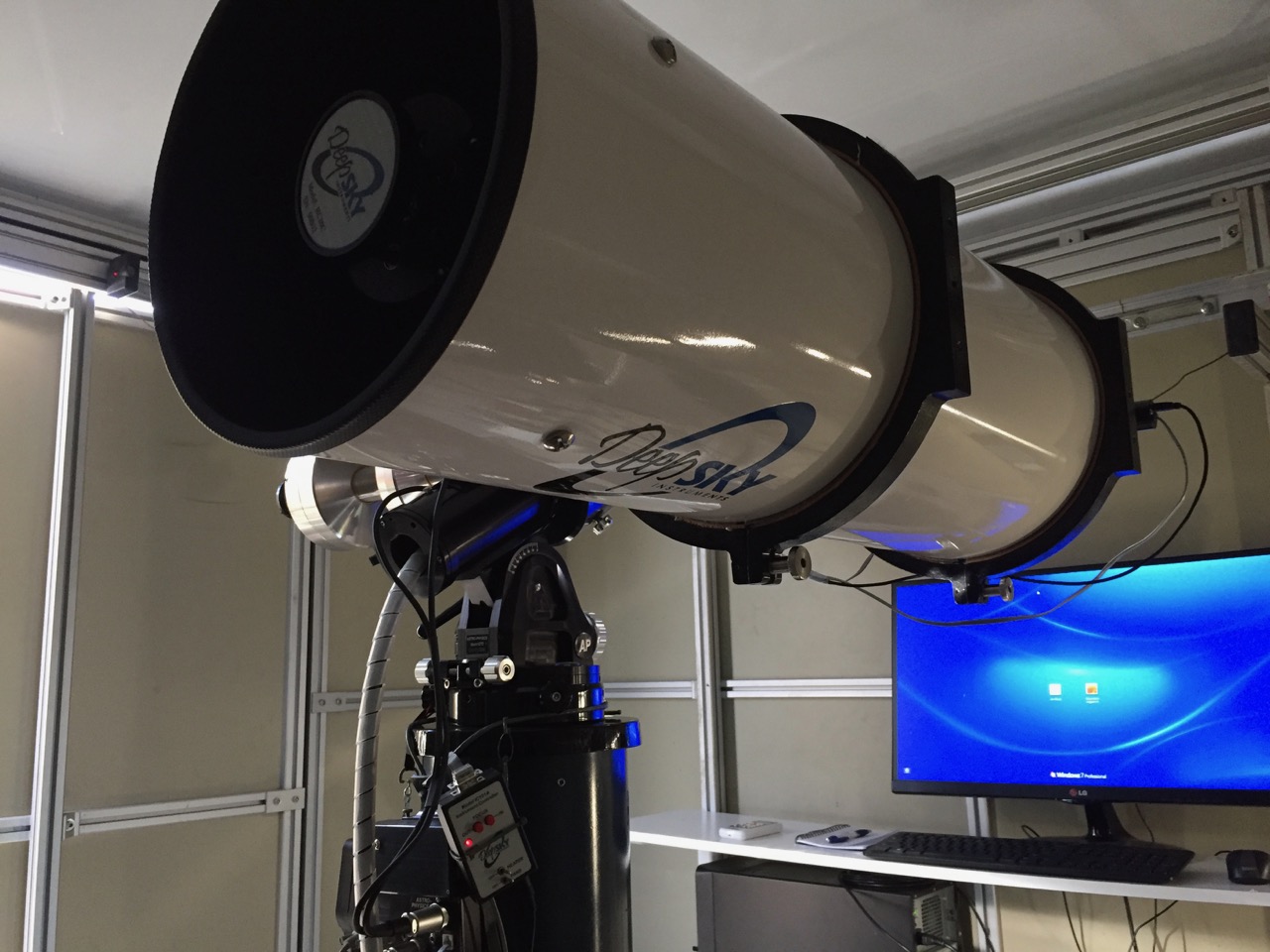 Scope parked, camera installed, sitting pretty ready to catch photons.