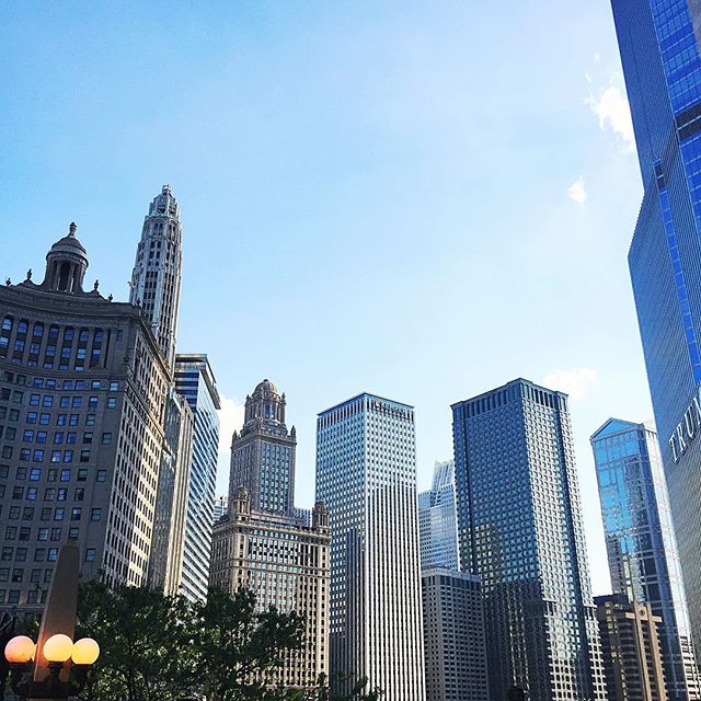☀️ Chicago, you were a scorching beauty today. SUMMER IS HERRREEEEEE!!! ☀️ (By the way. Would you like to see more Chicago recommendations on the blog? I'd love your input!) How are you celebrating the first day of summer?? #igers_chicago #chitecture