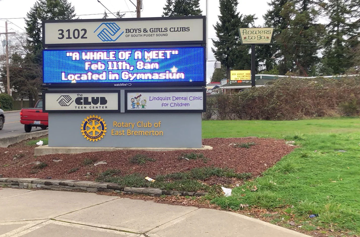Take a right at the sign to enter parking lot.