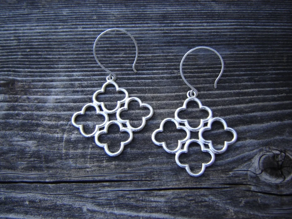 clover dangles on wood.JPG