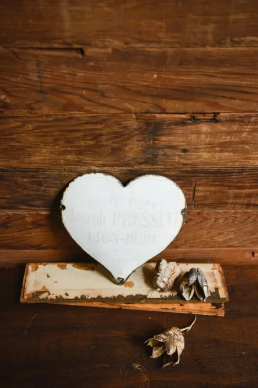 TheVintageRoundTop_WhiteHeartPlaque3.jpg
