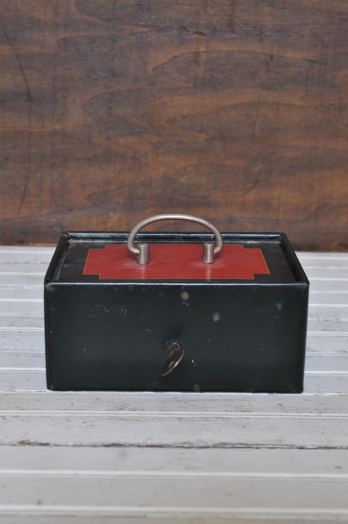 VINTAGE FRENCH LOCKBOX, THE VINTAGE ROUND TOP