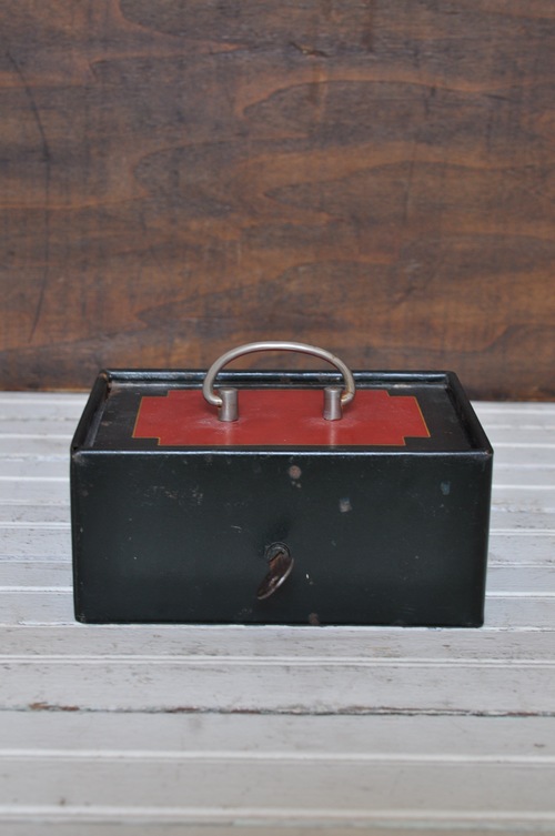 VINTAGE FRENCH LOCKBOX, THE VINTAGE ROUND TOP