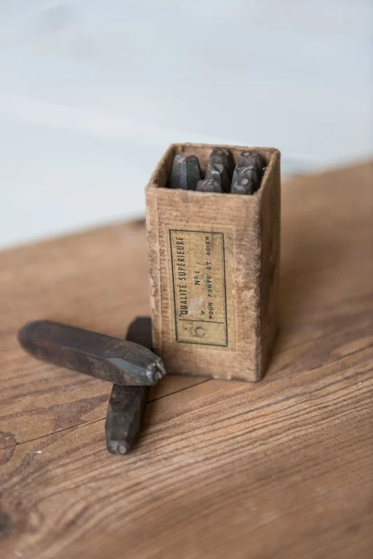 FRENCH VINTAGE METAL STAMPS, THE VINTAGE ROUND TOP