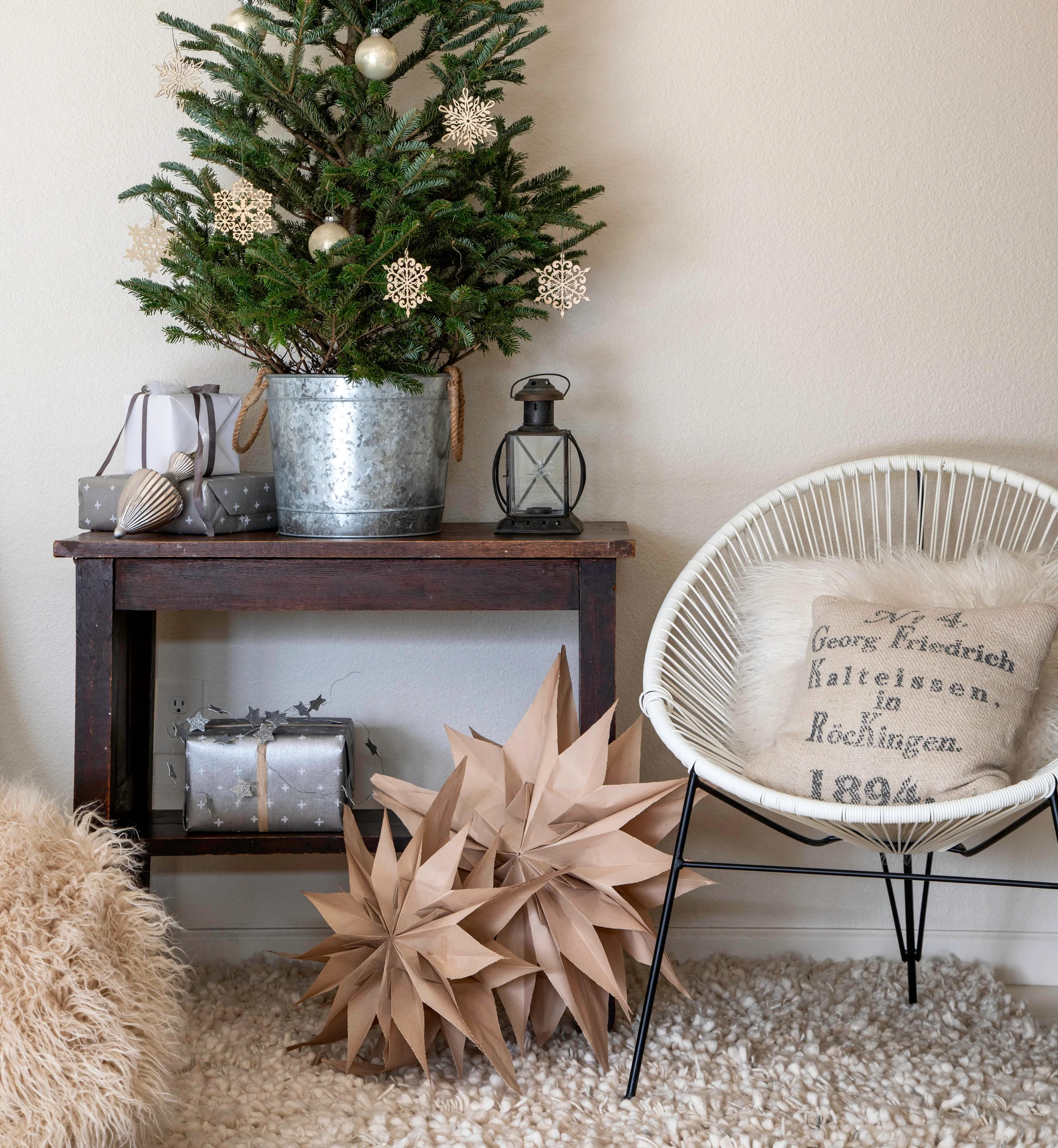 Xmas+Tree+w+Paper+Stars.jpg