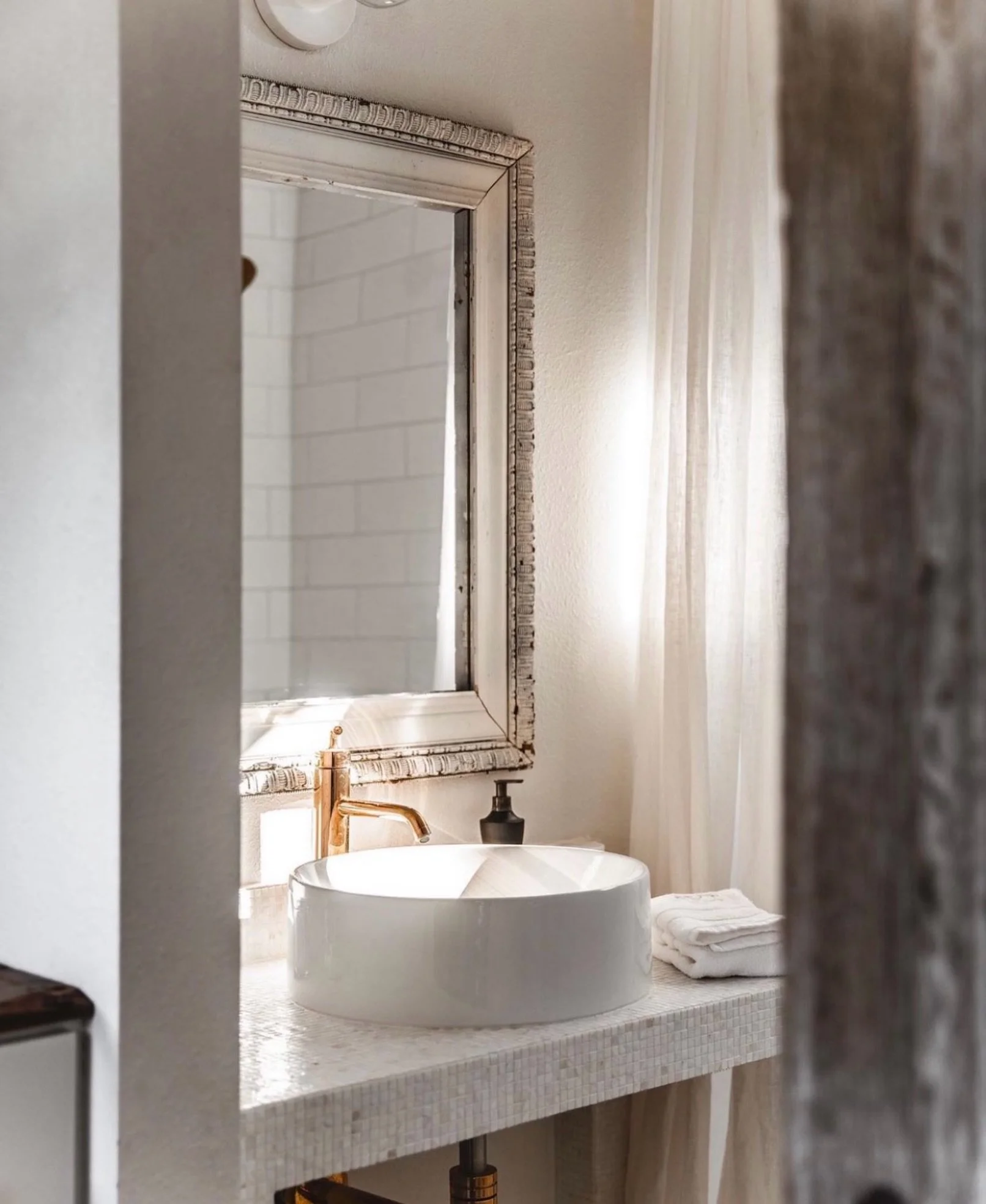 Light. Shadow. The space between. 

Eisley cottage 📷: @tifforelie