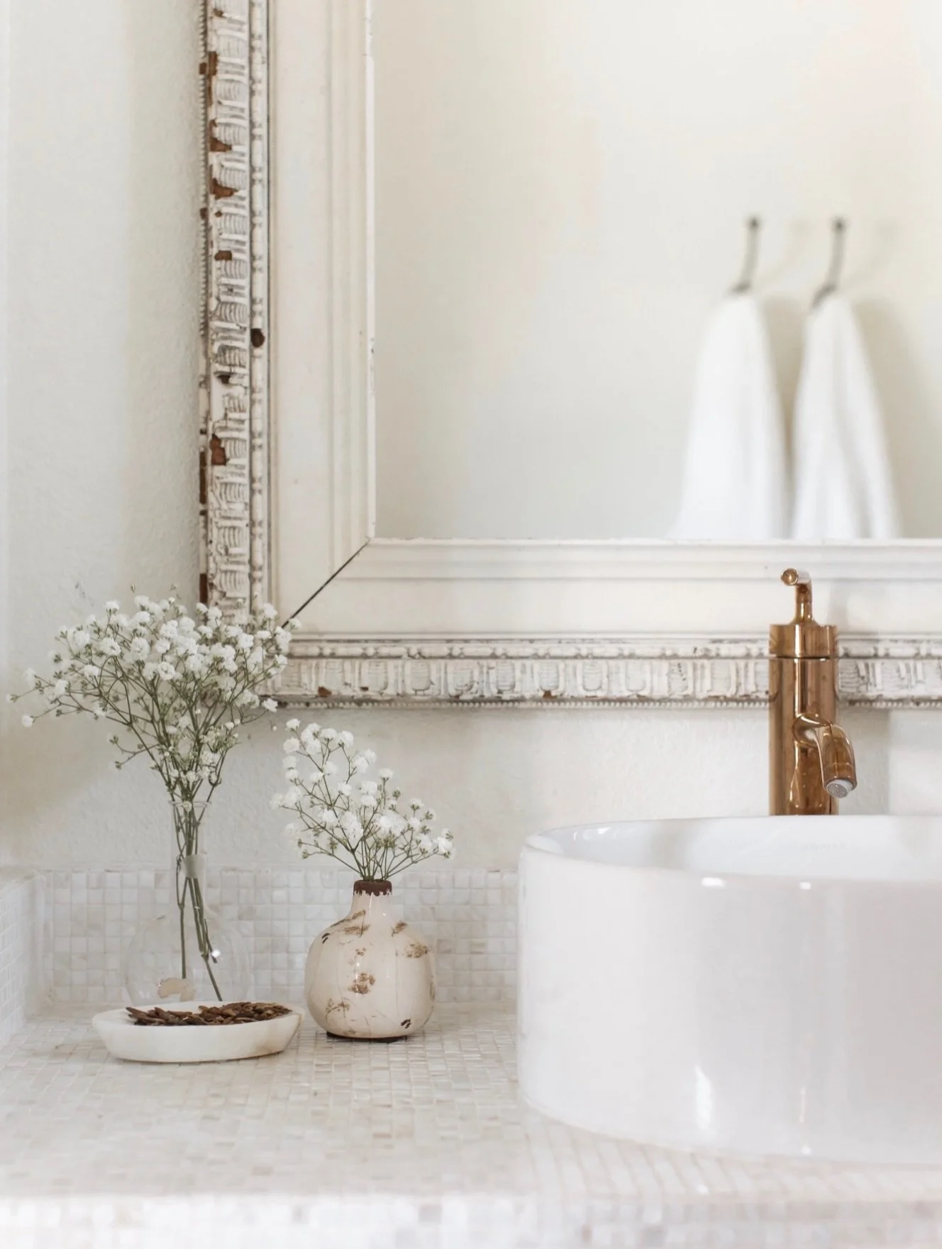 When designing the spaces where my guests would spend their time, I wanted them to feel something, not just see something. The best way I knew to do that was to pair soulful, lived-in pieces with modern shapes and finishes.

Collaborating with @kohle