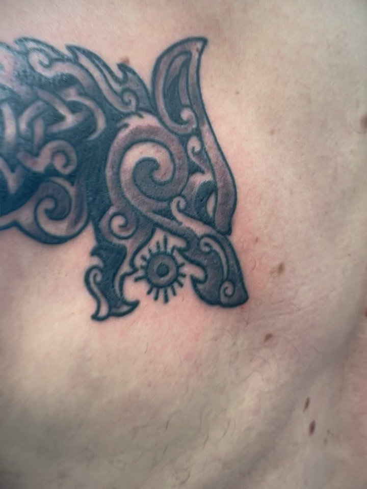 Here was a fun one from @andi_the_pants depicting some Norse wolves on Cody&rsquo;s arm. ☀️ 🐺 🌙