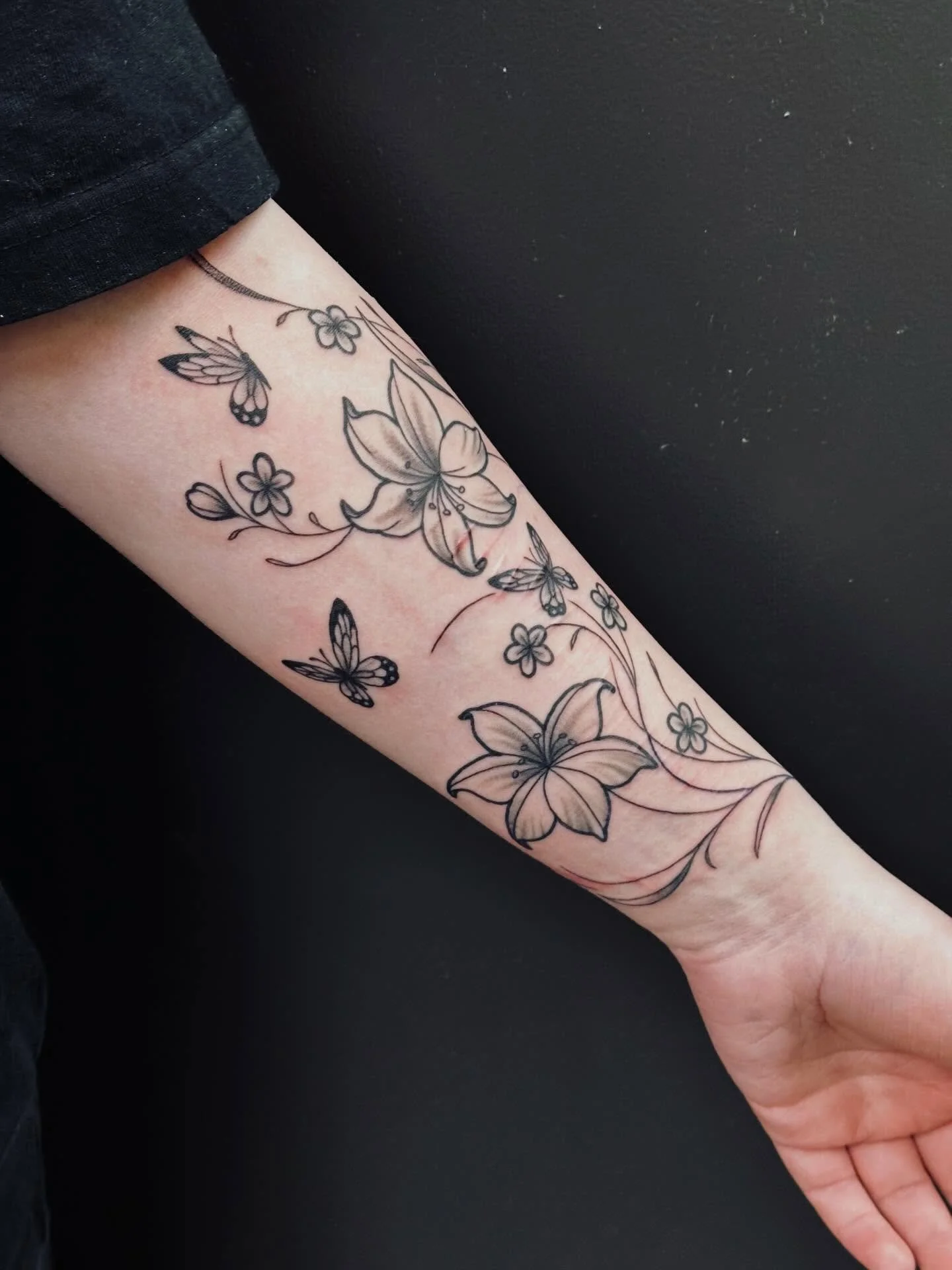 Flowers and vines covering up some scars for my client @anyamaligrace. Thanks for coming in again! Safe travels back to BC!

#flowertattoos #vinetattoo #tattoo