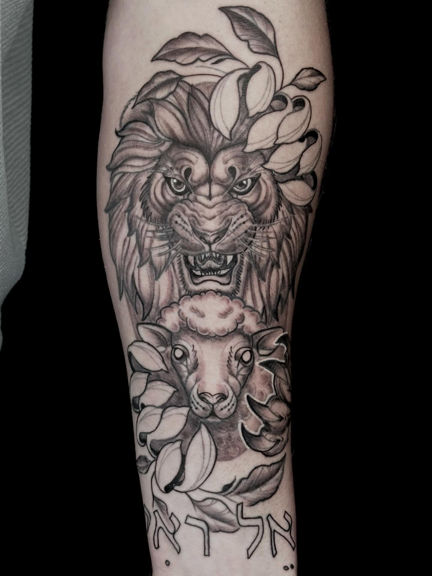 Mostly finished up this lion and lamb for @kelseybmercer! Thanks buddy!

#liontattoos #neotraditionaltattoo #tattoo