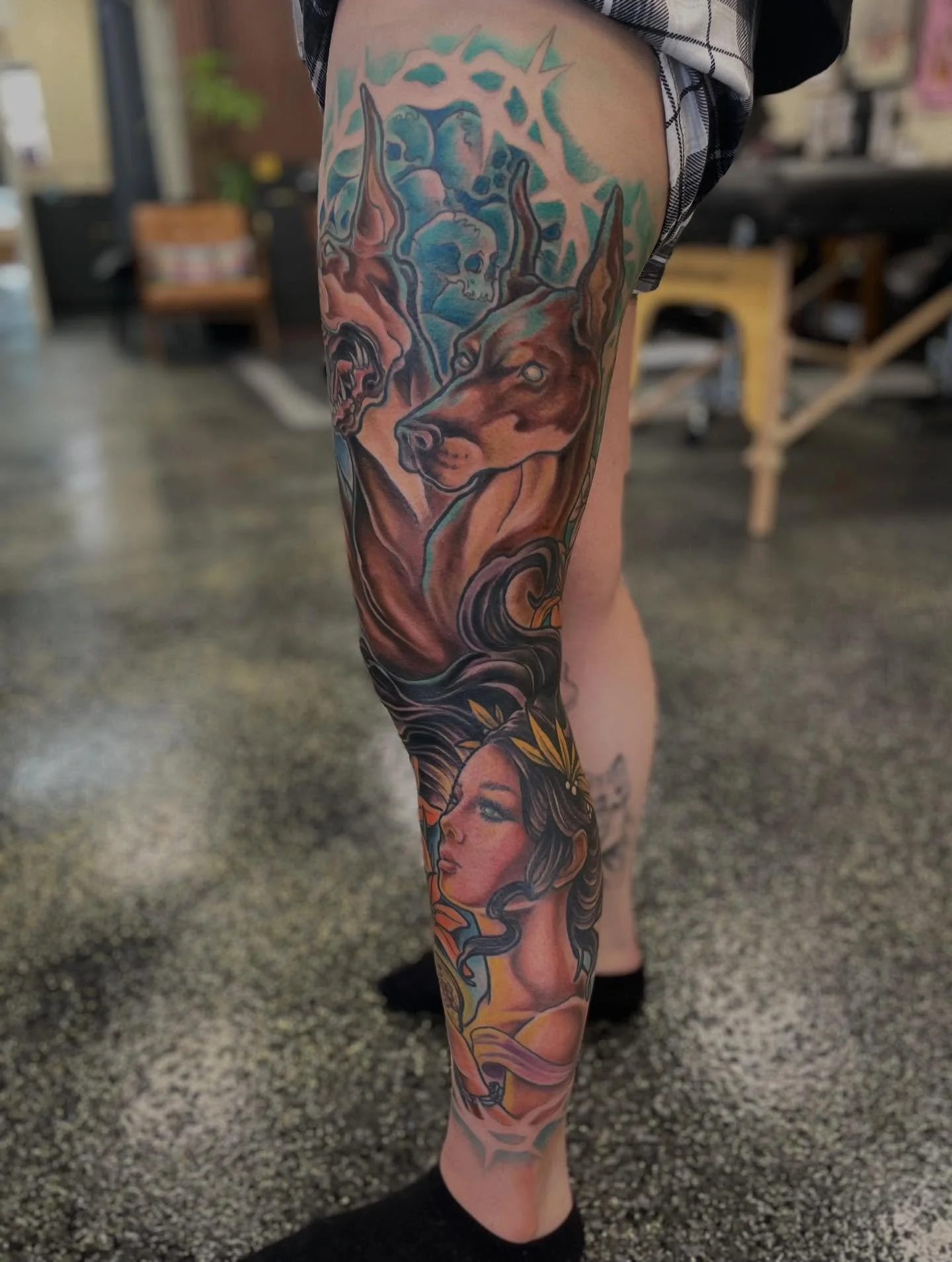 A nice polishing session in to bolster up this Persephone/Cerberus/Underworld leg sleeve by @andi_the_pants 💀