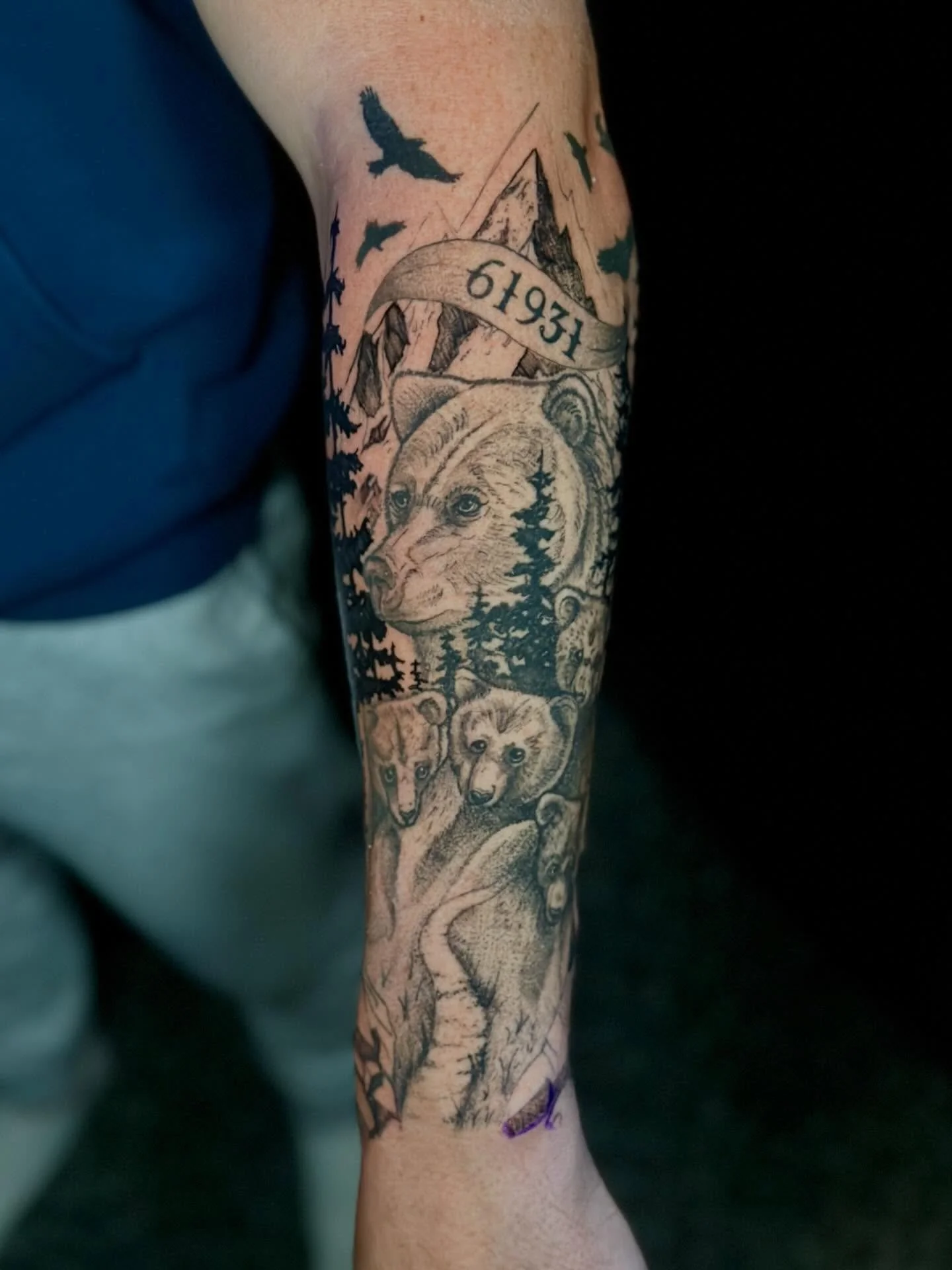95% there on this tribute piece for @valiquette1989! Thanks for the hang Miles!

#tattoo #bear #tattooed
